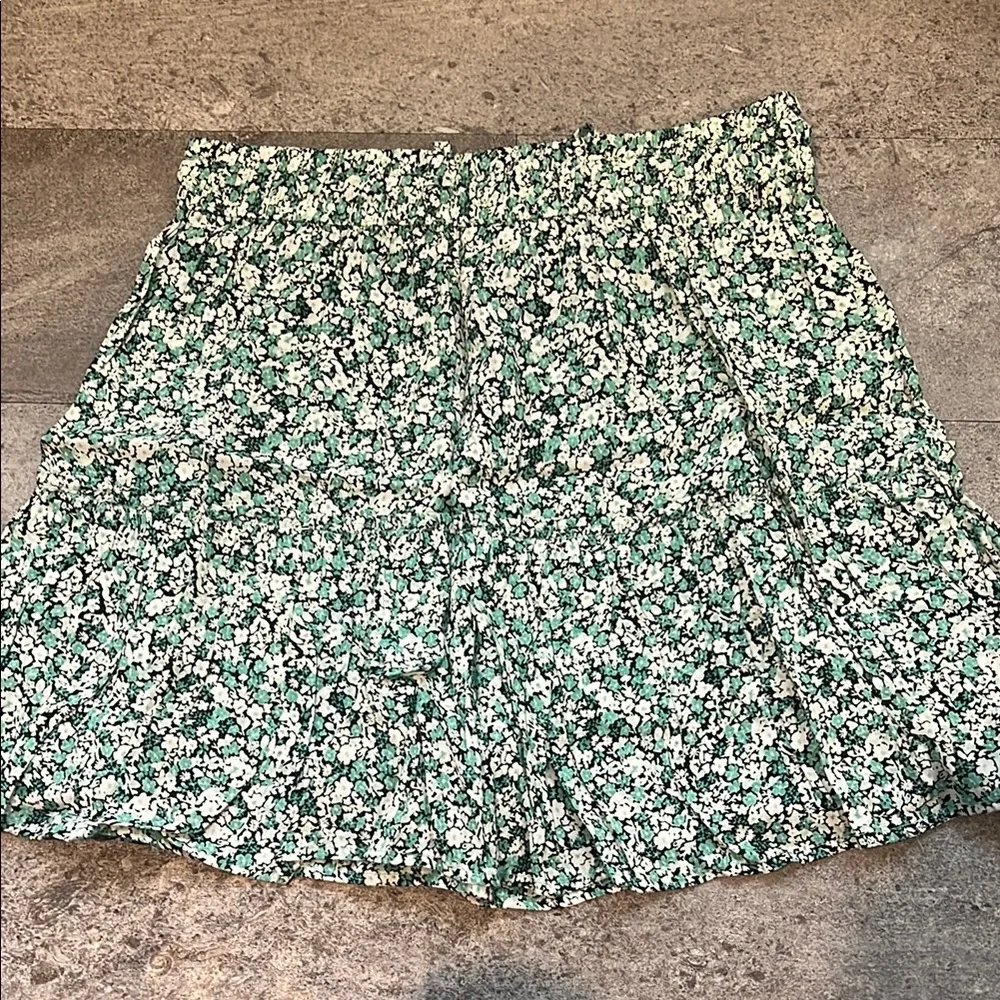 Zara green and white floral mini skirt - Picture 6 of 6